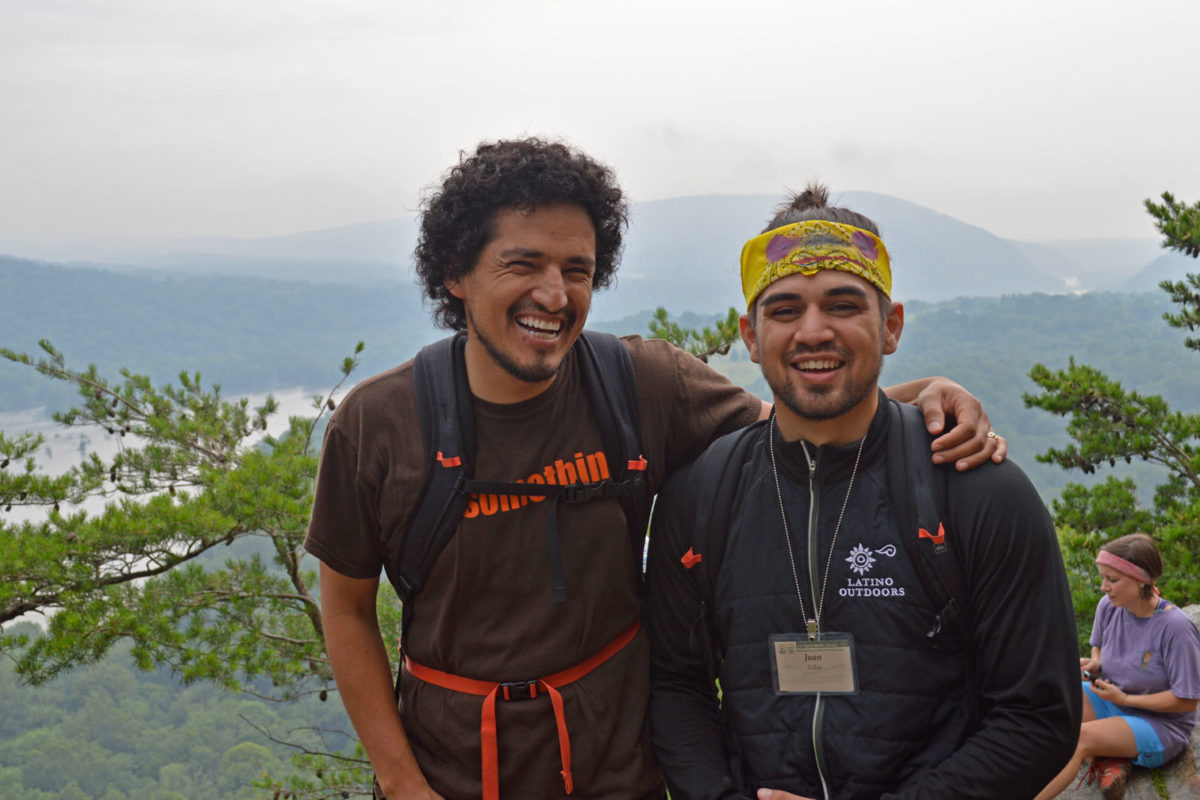 hikers-at-weverton-cliffs hikers-at-weverton-cliffs